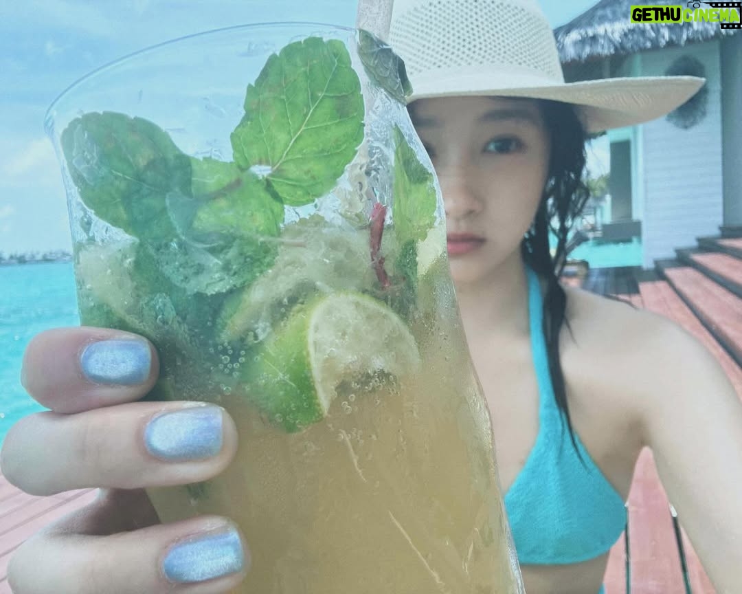 Guan Xiaotong - 18.4K Likes - 美黑中…😂😂