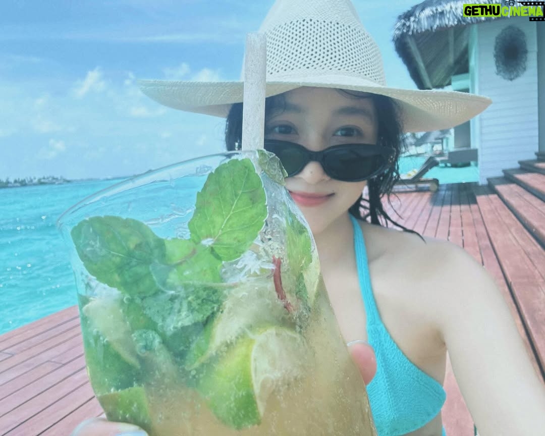Guan Xiaotong - 18.4K Likes - 美黑中…😂😂