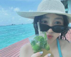 Guan Xiaotong Instagram - 美黑中…😂😂
