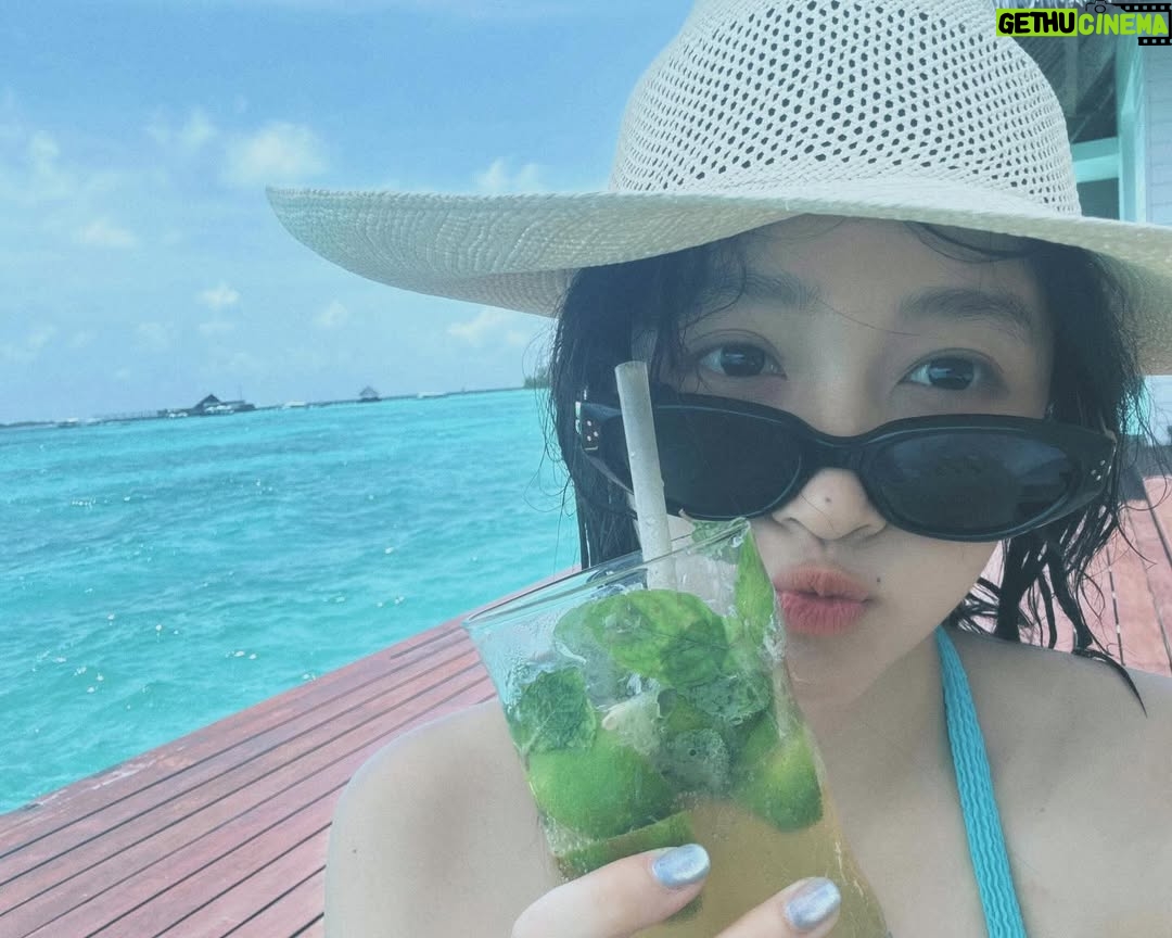 Guan Xiaotong - 18.4K Likes - 美黑中…😂😂