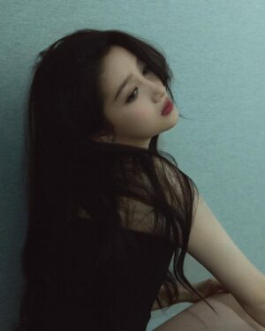 Guan Xiaotong Instagram - hello2025🎉🎆bloom this year🦋