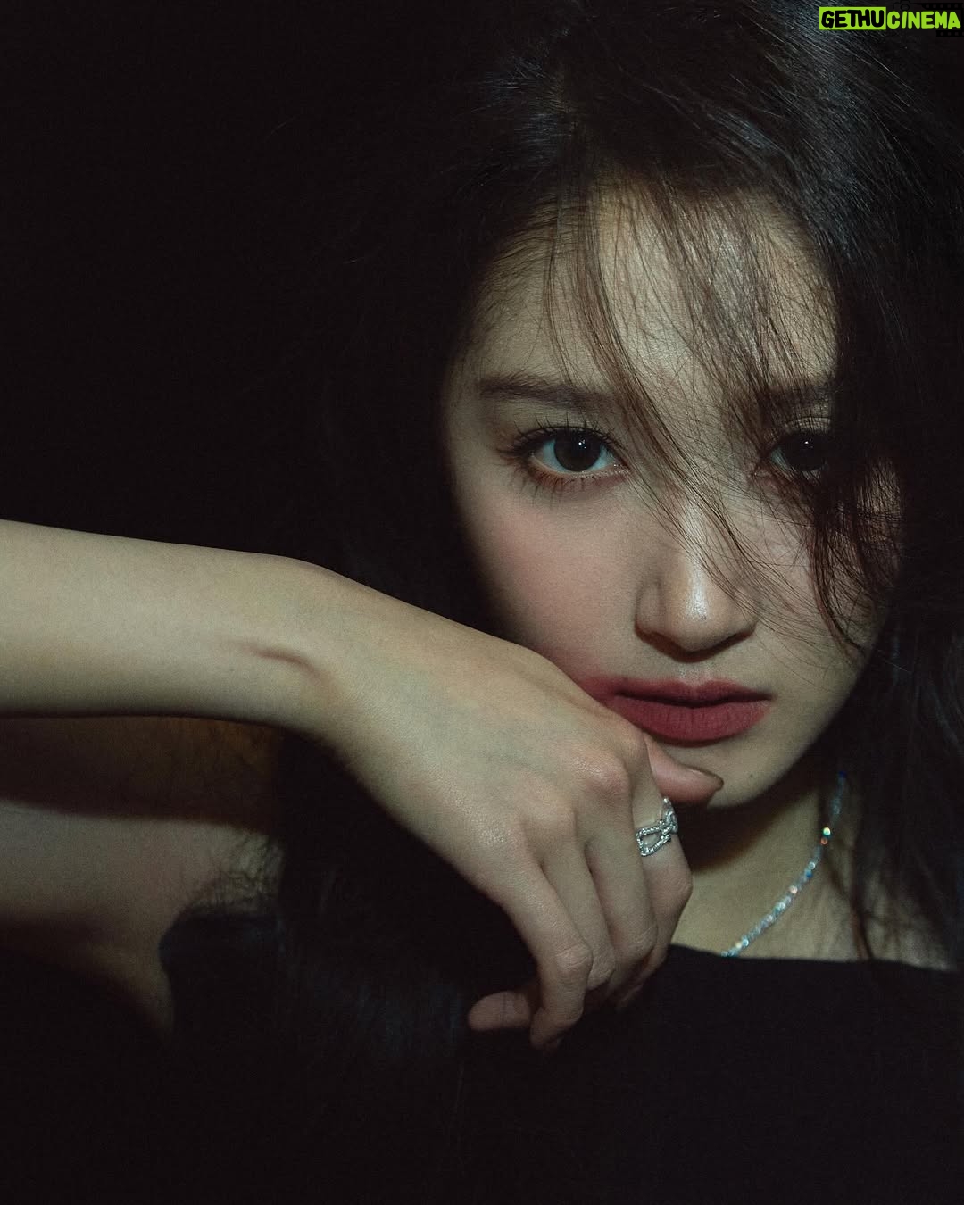 Guan Xiaotong - 41.3K Likes - hello2025🎉🎆bloom this year🦋