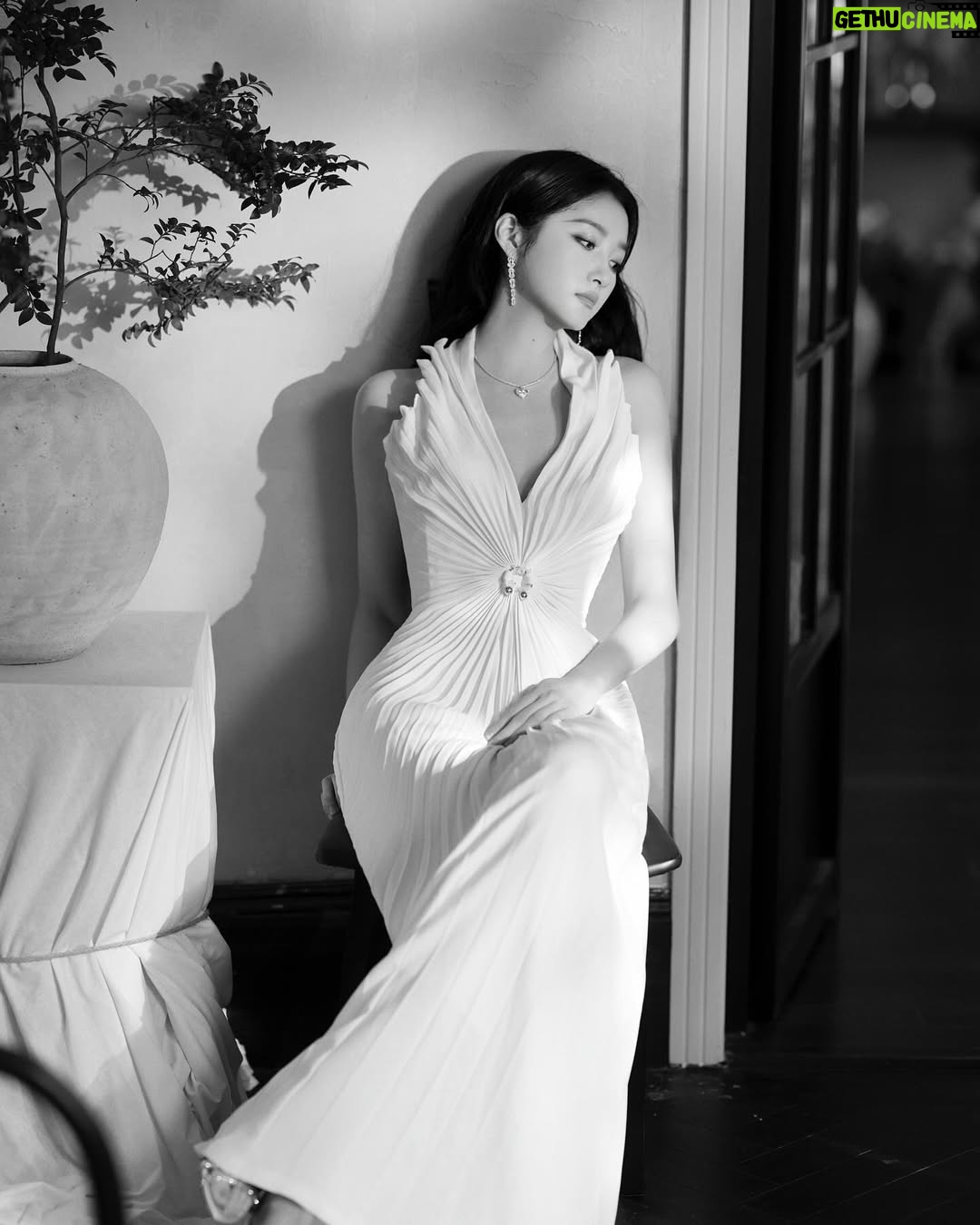 Guan Xiaotong - 26K Likes - Thierry Mugler 1994SS 🤍
love！