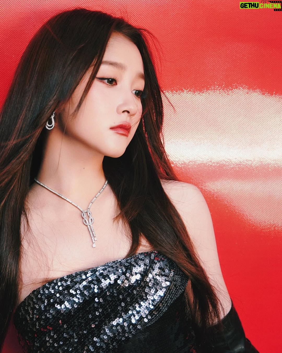 Guan Xiaotong - 21.2K Likes - #32thChinaTVGoldenEagleAward @ElieSaab 💛🖤♥️