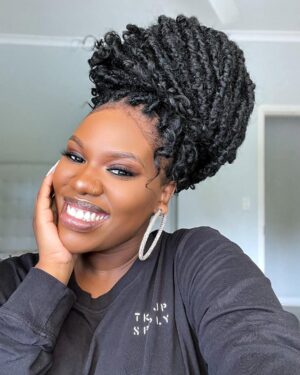 Gugu Gumede Instagram - I woke up like this… or maybe it’s my @clicks_sa ClubCard cashback glow 🤩 So excited to spend my CashBack today on great Black Friday offers at Clicks, all in the comfort of my own home. If you’re also too busy to step out, do all your Black Friday shopping online and get great deals with your ClubCard!
#ClicksClubCard
#MoreRewards