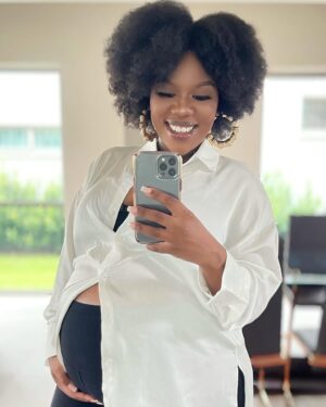 Gugu Gumede Instagram - Here, this mama was nearly at the end of 35 weeks and baby was the size of a melon 😆 To all the preggy mamas, how far along are you? Let me know in fruit sizes 😂
Check out the link in my bio to learn more 💕
#Huggies #wegotyoubaby_ @huggies_sa #Momformation #PregnancyAwarenessWeek