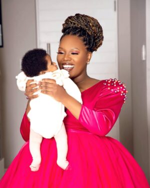Gugu Gumede Instagram - i was made to love you 💕
aunties and uncles, our little one is now 4 months old! very soon, we will be marrying her off 🥹
👗: @indonifashionhouse
📸: @nigel.mediahouse x @nigeltaku