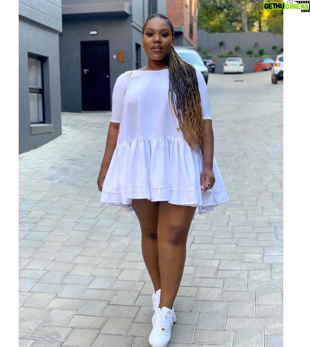 Gugu Gumede - 86.6K Likes - weight and bank balance up - a healthy ratio 🙃
.
.
.
.
👗: @indonifashionhouse