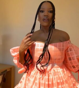 Gugu Gumede Instagram - inja yokuthula isebenze, into eyenza unina azishaye isfuba emazulwini 👑
dress by @indonifashionhouse