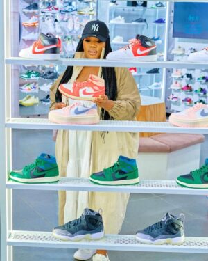 Gugu Gumede Instagram - sis we sneaker is and always will be the prize!
youth month is soon coming to an end - spoil yourself with killer gear from @sportscene_sa and get great discounts with #isaverewards from @icebogroup. i youth mayingazincishi 🤌🏾
📷: @nkanyisonqhome