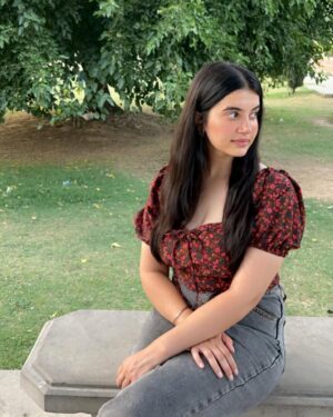 Gurnoor Kaur Instagram - Tenu kite pyaar te nai ? 🥀 #thatgirl #amrindergill