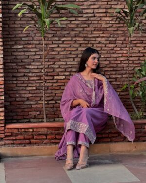 Gurnoor Kaur Instagram - Tu hi das kinni sohni lggan m ? 💜