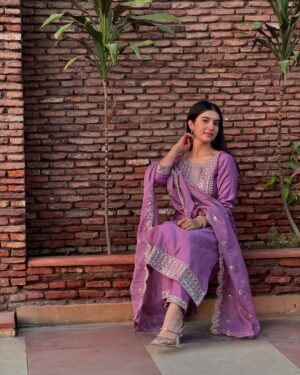 Gurnoor Kaur Instagram - Tu hi das kinni sohni lggan m ? 💜