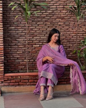 Gurnoor Kaur Instagram - Tu hi das kinni sohni lggan m ? 💜