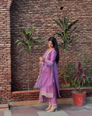 Gurnoor Kaur Instagram - Tu hi das kinni sohni lggan m ? 💜