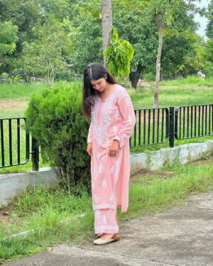 Gurnoor Kaur Instagram - Mere dil vich vasdeya sajna…💗