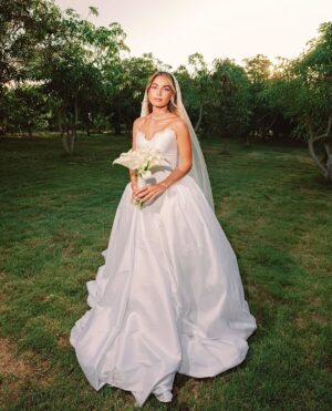 Hagar ElSarrag Instagram - Married my best friend & the love of my life❣️💌

Dress @mrsalexfashionhouse 
Makeup @faceartistrybyshahd
Hair @toniissa 
Jewelry @iramjewelry_ 
Photography @ahmed.orphic & @raniashereenn 
Videography @soqrat.films 
Venue @treehouseoraby 
Catering @royalcatering06 
Nails @hagar.lashes 
Jerb & bridal accessories @mennatahoon_bridal 
Bridesmaids sashes @she_bridespot
