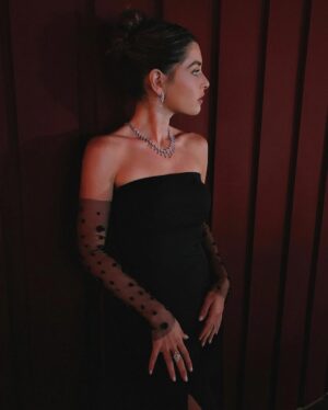 Hagar ElSarrag Instagram - GFF Closing Ceremony 🖤
@elgounafilmfestivalofficial 

Styled by @maissaazab @sahar.m.azab
Dress @tayacouture 
Jewelry @iramjewelry_ 
Hair & Makeup @alsagheersalons @amir_youssef_hairstylist