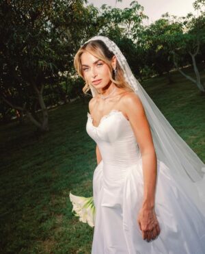 Hagar ElSarrag Instagram - Married my best friend & the love of my life❣️💌

Dress @mrsalexfashionhouse 
Makeup @faceartistrybyshahd
Hair @toniissa 
Jewelry @iramjewelry_ 
Photography @ahmed.orphic & @raniashereenn 
Videography @soqrat.films 
Venue @treehouseoraby 
Catering @royalcatering06 
Nails @hagar.lashes 
Jerb & bridal accessories @mennatahoon_bridal 
Bridesmaids sashes @she_bridespot