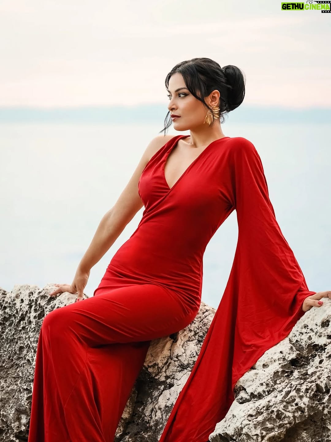 Haifa Rahim - 3 Likes - Golden hour doesn’t ask for permission it just makes glamour unforgettable, The beach wasn’t wild, the dress was divine and the lens caught every  moment beautifully.
Credit by the wonderful: @svetlana_falchenko ❤️
DA: me ❤️
Jewellery: @antikistanbuljewellery ❤️