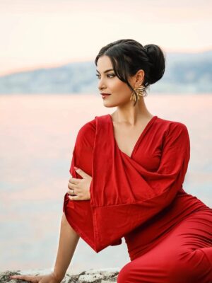Haifa Rahim Instagram - Golden hour doesn’t ask for permission it just makes glamour unforgettable, The beach wasn’t wild, the dress was divine and the lens caught every  moment beautifully.
Credit by the wonderful: @svetlana_falchenko ❤️
DA: me ❤️
Jewellery: @antikistanbuljewellery ❤️