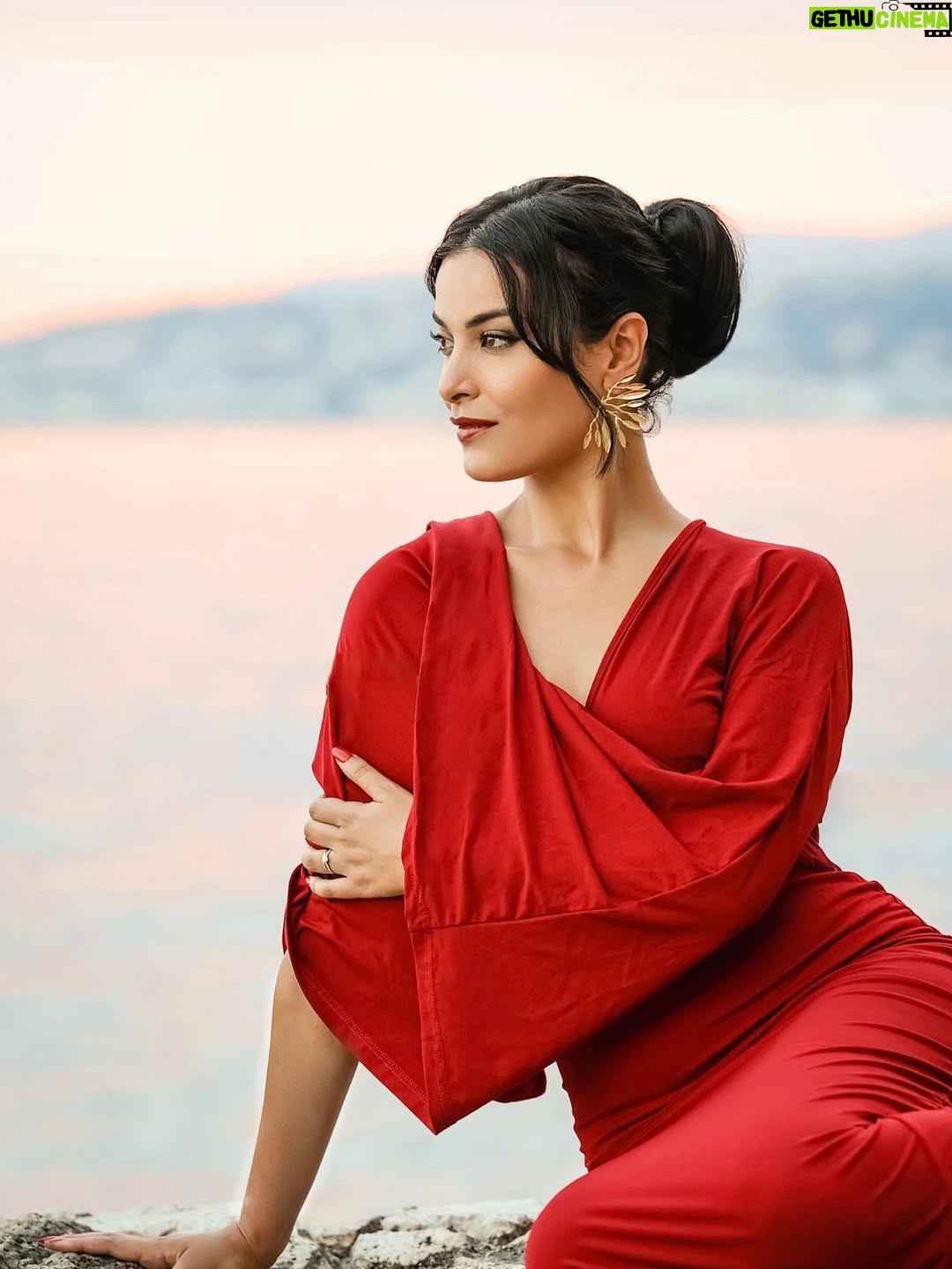 Haifa Rahim - 3 Likes - Golden hour doesn’t ask for permission it just makes glamour unforgettable, The beach wasn’t wild, the dress was divine and the lens caught every  moment beautifully.
Credit by the wonderful: @svetlana_falchenko ❤️
DA: me ❤️
Jewellery: @antikistanbuljewellery ❤️