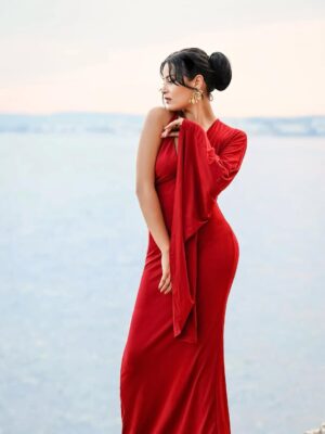 Haifa Rahim Instagram - Golden hour doesn’t ask for permission it just makes glamour unforgettable, The beach wasn’t wild, the dress was divine and the lens caught every  moment beautifully.
Credit by the wonderful: @svetlana_falchenko ❤️
DA: me ❤️
Jewellery: @antikistanbuljewellery ❤️