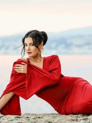 Haifa Rahim Instagram - Golden hour doesn’t ask for permission it just makes glamour unforgettable, The beach wasn’t wild, the dress was divine and the lens caught every  moment beautifully.
Credit by the wonderful: @svetlana_falchenko ❤️
DA: me ❤️
Jewellery: @antikistanbuljewellery ❤️
