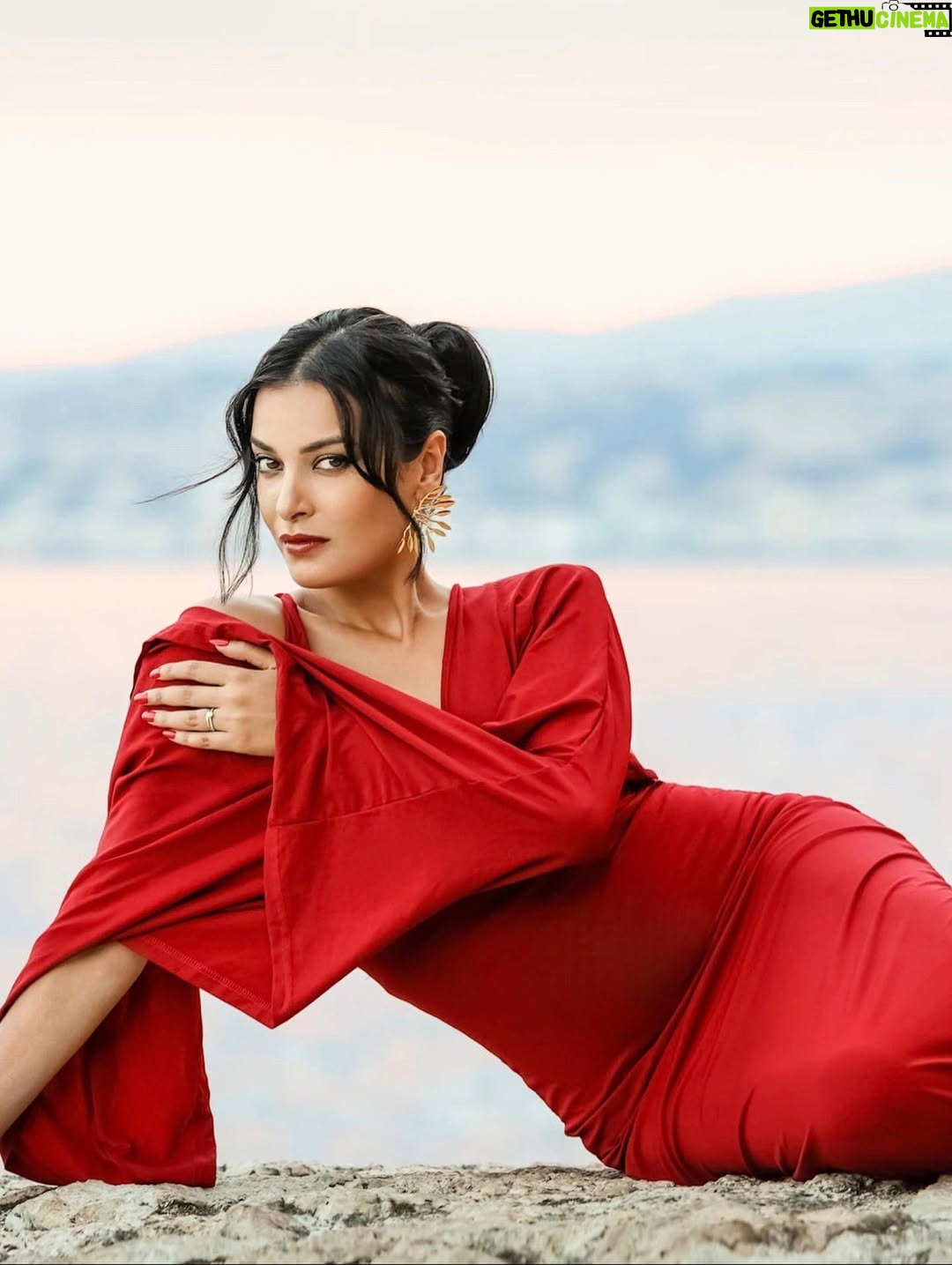 Haifa Rahim - 3 Likes - Golden hour doesn’t ask for permission it just makes glamour unforgettable, The beach wasn’t wild, the dress was divine and the lens caught every  moment beautifully.
Credit by the wonderful: @svetlana_falchenko ❤️
DA: me ❤️
Jewellery: @antikistanbuljewellery ❤️