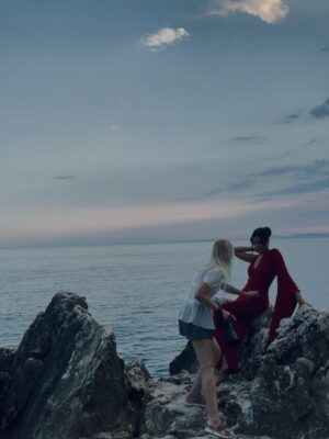 Haifa Rahim Instagram - Golden hour doesn’t ask for permission it just makes glamour unforgettable, The beach wasn’t wild, the dress was divine and the lens caught every  moment beautifully.
Credit by the wonderful: @svetlana_falchenko ❤️
DA: me ❤️
Jewellery: @antikistanbuljewellery ❤️