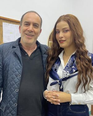 Haifa Rahim Instagram - camera off 🥹 #cameraoff "Filming …it’s more than just lights and cameras. It's the magic of turning a moment into something eternal, a feeling into something tangible. It's the collective heartbeat of a team, all working towards a single vision, each person giving a part of themselves. And in the process, we change. The character you step into becomes a part of you, and you, in return, leave something of yourself behind. The camera captures all of it — the highs, the lows, the raw truth. But when the scene ends, and the lights go out, what remains is not just the movie… it's the emotion, the experience, the transformation. And that's what stays with you long after the credits roll."
مريم توجه رسالة عميقة في هذا المسلسل لي هي : الى جميع الوالدين  حنوا على ولادكم أعطوهم الحب الكافي و الإهتمام لي مزال ما قال لأولاده نحبكم يقولها و لي مزال ما عانقش أولاده يعانقهم ، كفاكم من القسوة لي طغات ، يحيا الحب تم الحب تم حب ❤️