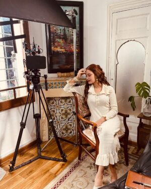 Haifa Rahim Instagram - camera off 🥹 #cameraoff "Filming …it’s more than just lights and cameras. It's the magic of turning a moment into something eternal, a feeling into something tangible. It's the collective heartbeat of a team, all working towards a single vision, each person giving a part of themselves. And in the process, we change. The character you step into becomes a part of you, and you, in return, leave something of yourself behind. The camera captures all of it — the highs, the lows, the raw truth. But when the scene ends, and the lights go out, what remains is not just the movie… it's the emotion, the experience, the transformation. And that's what stays with you long after the credits roll."
مريم توجه رسالة عميقة في هذا المسلسل لي هي : الى جميع الوالدين  حنوا على ولادكم أعطوهم الحب الكافي و الإهتمام لي مزال ما قال لأولاده نحبكم يقولها و لي مزال ما عانقش أولاده يعانقهم ، كفاكم من القسوة لي طغات ، يحيا الحب تم الحب تم حب ❤️