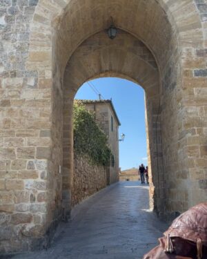 Haifa Rahim Instagram - La Toscana 🇮🇹❤️🤌🏻 
Castelo monteriggioni 
#italy  #italia #traveling #outfitdaily