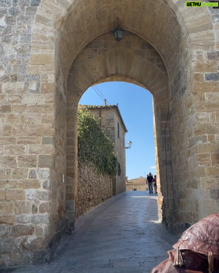Haifa Rahim - 16.2K Likes - La Toscana 🇮🇹❤️🤌🏻 
Castelo monteriggioni 
#italy  #italia #traveling #outfitdaily