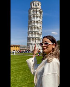 Haifa Rahim Instagram - Hi from Italy 🇮🇹 
هدية دحمانوس وصلت الملكة دومينا بعد قرون 🤣