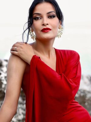 Haifa Rahim Instagram - Golden hour doesn’t ask for permission it just makes glamour unforgettable, The beach wasn’t wild, the dress was divine and the lens caught every  moment beautifully.
Credit by the wonderful: @svetlana_falchenko ❤️
DA: me ❤️
Jewellery: @antikistanbuljewellery ❤️