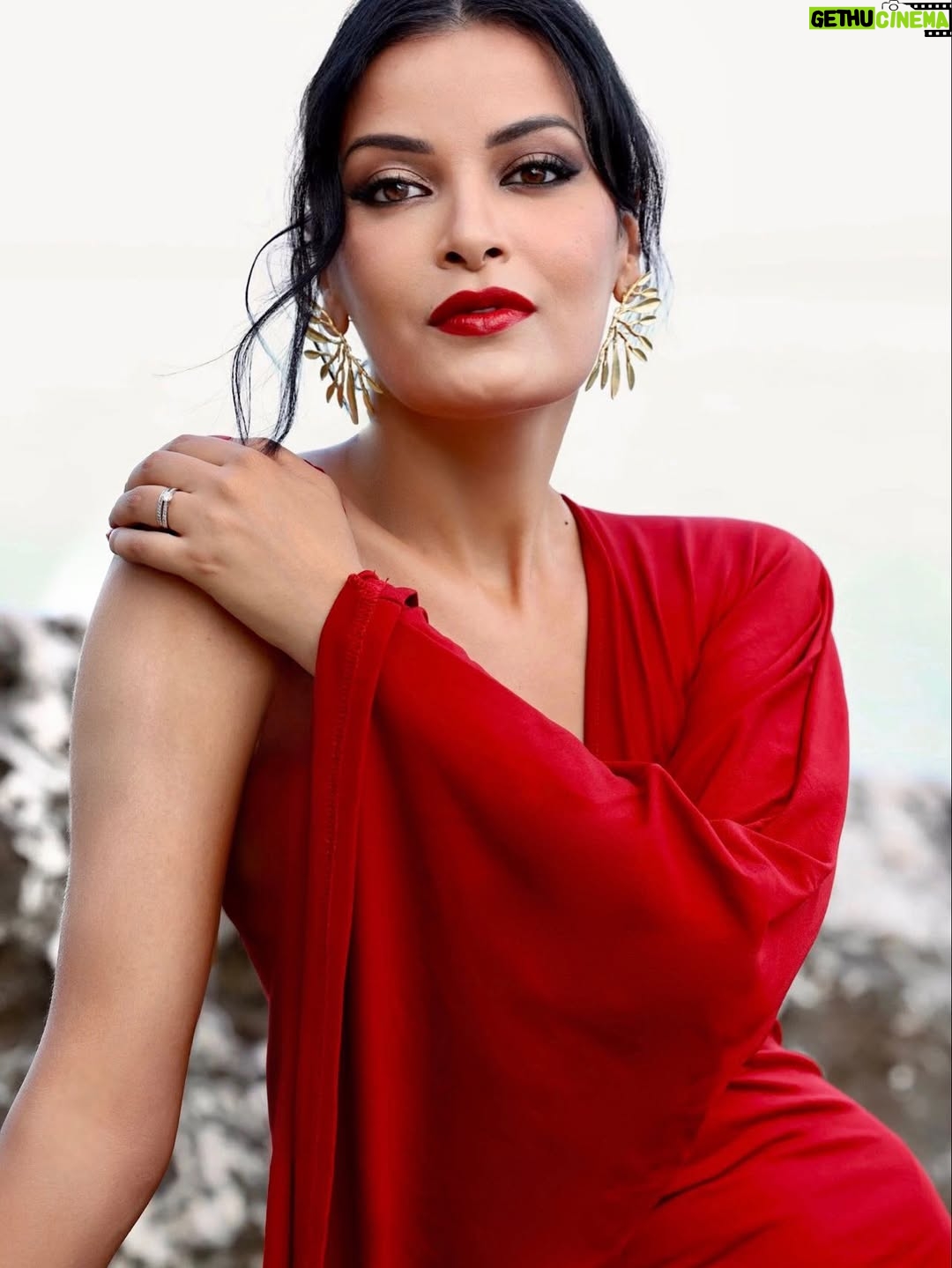 Haifa Rahim - 3 Likes - Golden hour doesn’t ask for permission it just makes glamour unforgettable, The beach wasn’t wild, the dress was divine and the lens caught every  moment beautifully.
Credit by the wonderful: @svetlana_falchenko ❤️
DA: me ❤️
Jewellery: @antikistanbuljewellery ❤️
