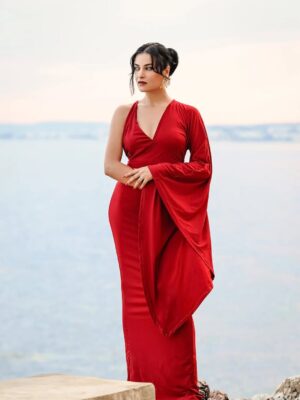 Haifa Rahim Instagram - Golden hour doesn’t ask for permission it just makes glamour unforgettable, The beach wasn’t wild, the dress was divine and the lens caught every  moment beautifully.
Credit by the wonderful: @svetlana_falchenko ❤️
DA: me ❤️
Jewellery: @antikistanbuljewellery ❤️