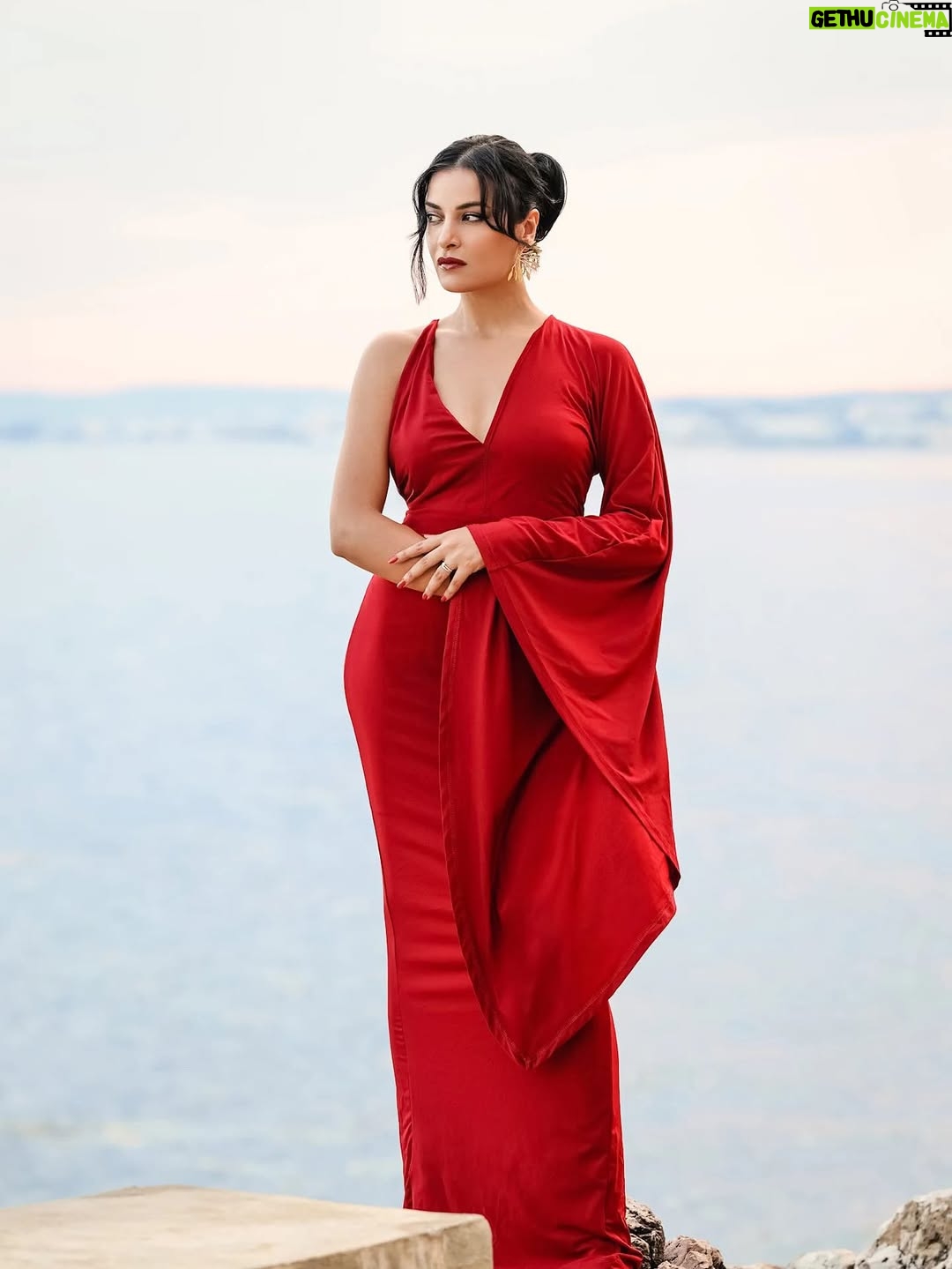 Haifa Rahim - 3 Likes - Golden hour doesn’t ask for permission it just makes glamour unforgettable, The beach wasn’t wild, the dress was divine and the lens caught every  moment beautifully.
Credit by the wonderful: @svetlana_falchenko ❤️
DA: me ❤️
Jewellery: @antikistanbuljewellery ❤️