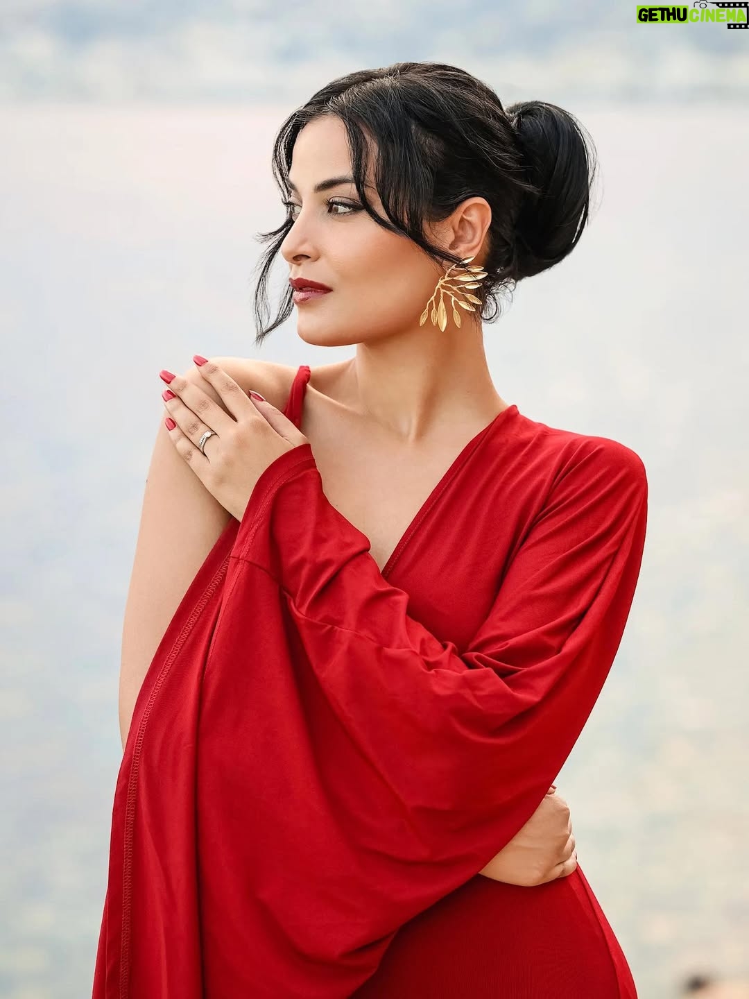 Haifa Rahim - 3 Likes - Golden hour doesn’t ask for permission it just makes glamour unforgettable, The beach wasn’t wild, the dress was divine and the lens caught every  moment beautifully.
Credit by the wonderful: @svetlana_falchenko ❤️
DA: me ❤️
Jewellery: @antikistanbuljewellery ❤️