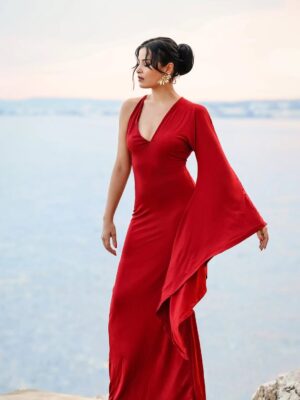Haifa Rahim Instagram - Golden hour doesn’t ask for permission it just makes glamour unforgettable, The beach wasn’t wild, the dress was divine and the lens caught every  moment beautifully.
Credit by the wonderful: @svetlana_falchenko ❤️
DA: me ❤️
Jewellery: @antikistanbuljewellery ❤️
