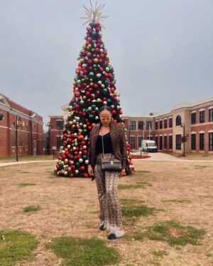 Hailliote Sumney Instagram - Happy Holidays To My Family, Friends And Foes 🎄

@visiteastpoint

📸: @sashavybzdirector
