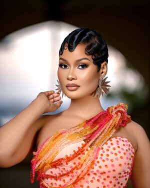Hamisa Mobetto Instagram - Sanaa ya kuvaa si kila mtu anaiweza, lakini mimi? Nimezaliwa nayo. 🥰✨
Dress- @mobettostyles
MUA- @rosed_makeup
Stylist- @rizzythestylist
📸- @kenlaw_photography