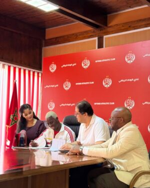 Hamisa Mobetto Instagram - Mume wangu kipenzi @aziz.ki.10 ❤️
Hongera kwa hatua hii kubwa ya kusaini mkataba wako mpya na @wacofficiel . Kila wakati naona juhudi zako, bidii yako, na tamanio lako la kuwa mchezaji bora sio tu Afrika ila duniani. Dua na kujituma kwako ndio msingi wa mafanikio yako siku zote.
Wewe ni mfano wa uthubutu, uvumilivu, na maono yaliyojaa matumaini. Kila siku unavyoamka, unaamka na njaa ya mafanikio, na hilo linanipa nguvu pia mimi, kama mkeo.
Kama mkeo, rafiki yako wa karibu, na shabiki wako wa kwanza, dua yangu kila siku ni ufanikiwe zaidi ya ukubwa unaouota kila mara. Endelea kung’ara, endelea kuamini, endelea kusukuma mipaka ya kile kinachowezekana. Najua huu ni mwanzo mpya wa mambo makubwa zaidi.
Mimi niko nyuma yako kila hatua, katika kila pambano, kila goli, na kila ndoto unayopigania.
Tunakupenda, tunakuombea, na tuko nawe hadi mwisho.
@wacofficiel @aitmannahicham @zambro_traore
#NewBeginnings #AzizKi10 #ProudWife #WydadFamily #mychampion #ksa10🙏🏻⚽️👑 #football #wydad #morocco #casablanca