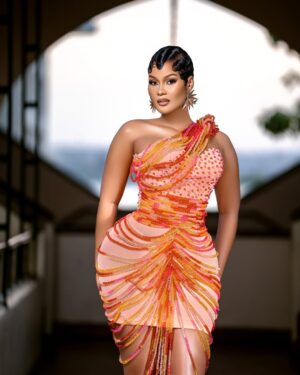 Hamisa Mobetto Instagram - Sanaa ya kuvaa si kila mtu anaiweza, lakini mimi? Nimezaliwa nayo. 🥰✨
Dress- @mobettostyles
MUA- @rosed_makeup
Stylist- @rizzythestylist
📸- @kenlaw_photography