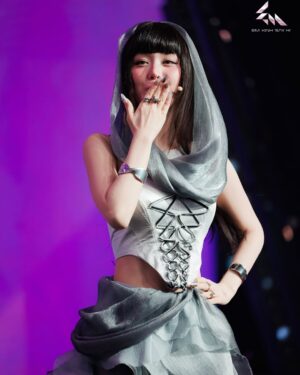 Han Sara Instagram - On Stage! 🎤
#HanSara #EmXinhSayHi #EXSH #EmXinhHanSara