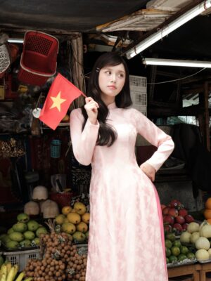 Han Sara Instagram - Cô Sa Sài Gòn 😗✨❤️🇻🇳
#HanSara #80NamTuHaoVietNam #TuHaoVietnam #Plus84Entertainment