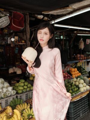 Han Sara Instagram - Cô Sa Sài Gòn 😗✨❤️🇻🇳
#HanSara #80NamTuHaoVietNam #TuHaoVietnam #Plus84Entertainment