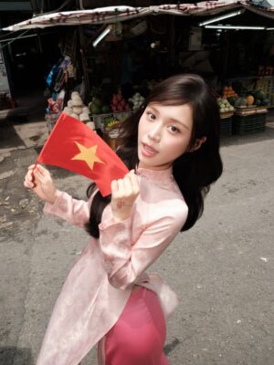 Han Sara Instagram - Cô Sa Sài Gòn 😗✨❤️🇻🇳
#HanSara #80NamTuHaoVietNam #TuHaoVietnam #Plus84Entertainment