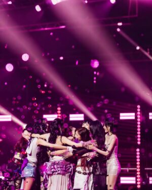 Han Sara Instagram - Không có từ gì để diễn tả nữa rùi, u oaaaa em iu mọi ngừi lắmmm 🥹✨🎤